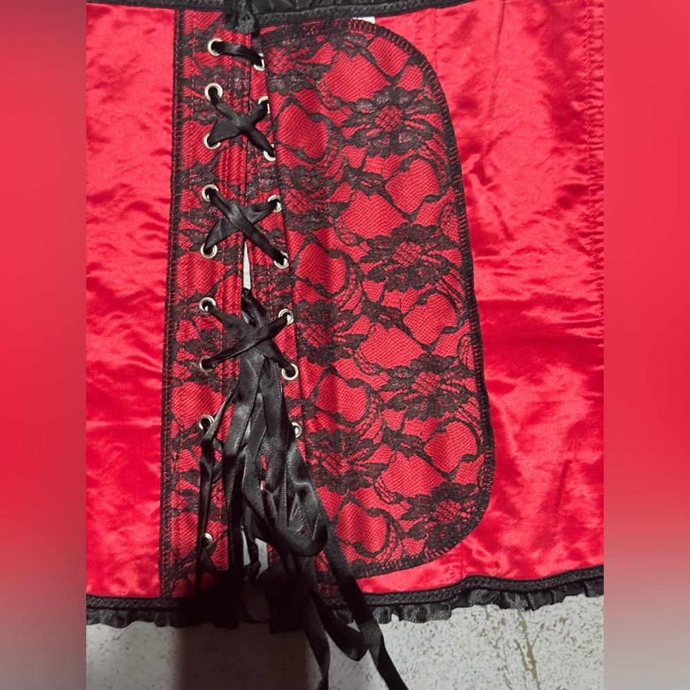 Unlisted Red and Black Lace Corset - Picture 5 of 5